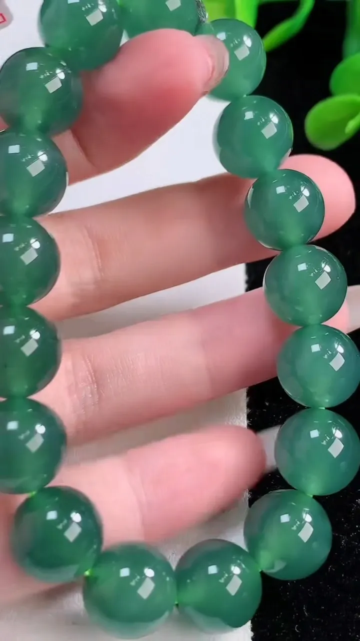 天然A货翡翠圆珠手串，尺寸11.7-17颗，重量:48.15g11月25日
工厂直销收藏佳品,种好水足，色泽均匀，有种有色，上手高大气！
