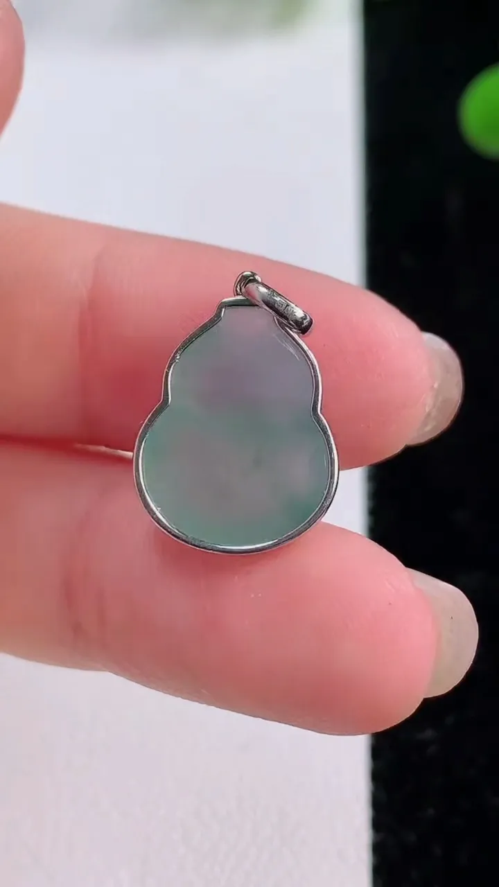 天然A货翡翠种飘花葫芦吊坠，尺寸16.7-12-4.7，重量:1.83g
11月25日