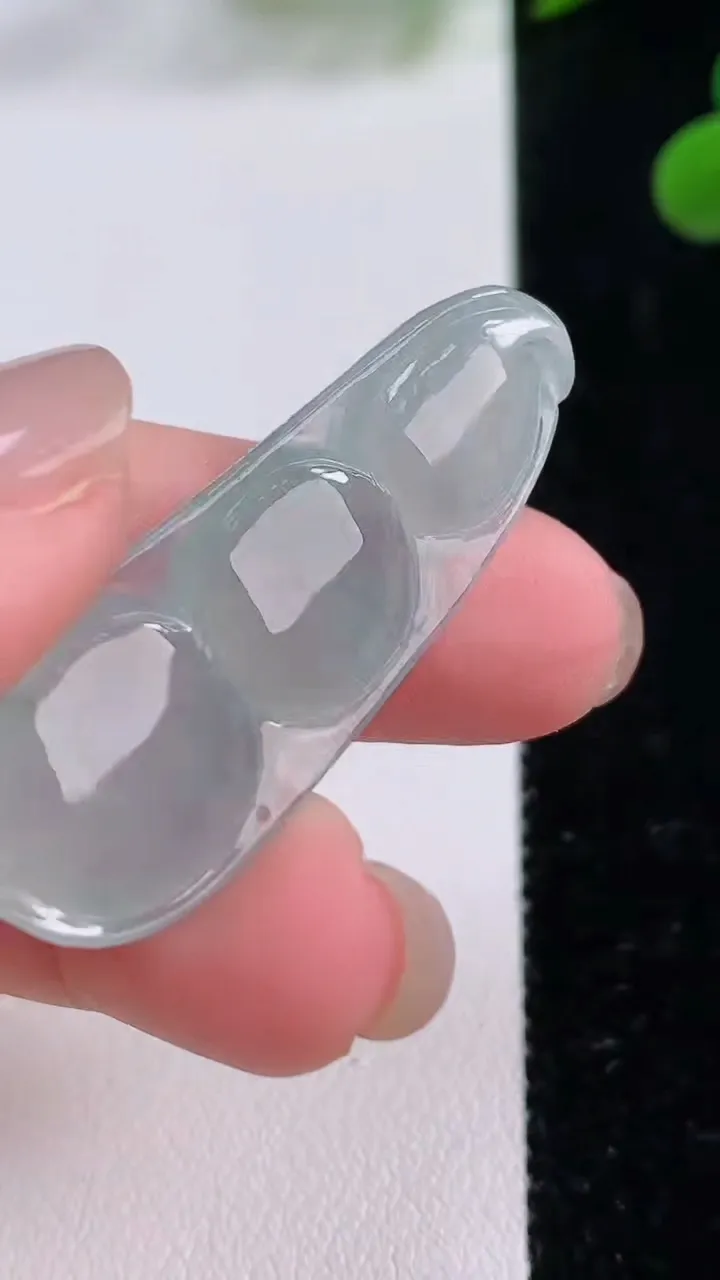 天然A货翡翠冰种飘花福豆吊坠，尺寸41-15.4-5.9，重量:6.31g
11月25日