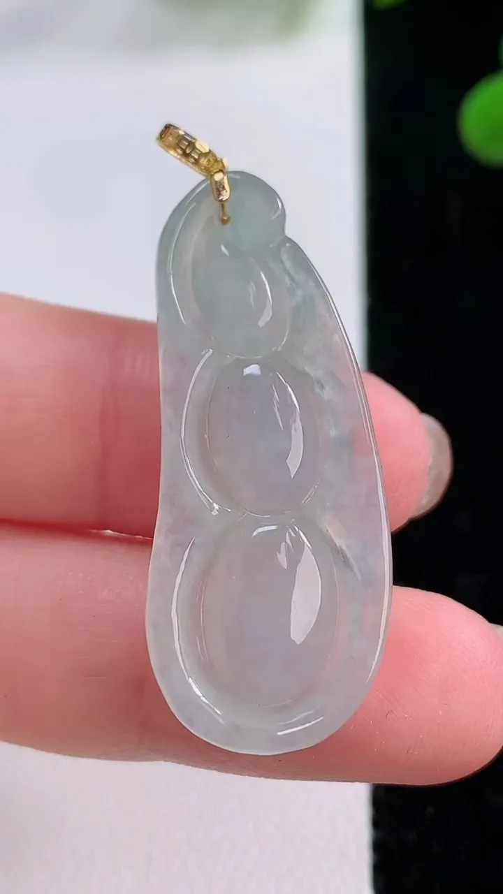 天然A货翡翠福豆吊坠，尺寸37.6-15-5.5，重量:5.63g
11月25日