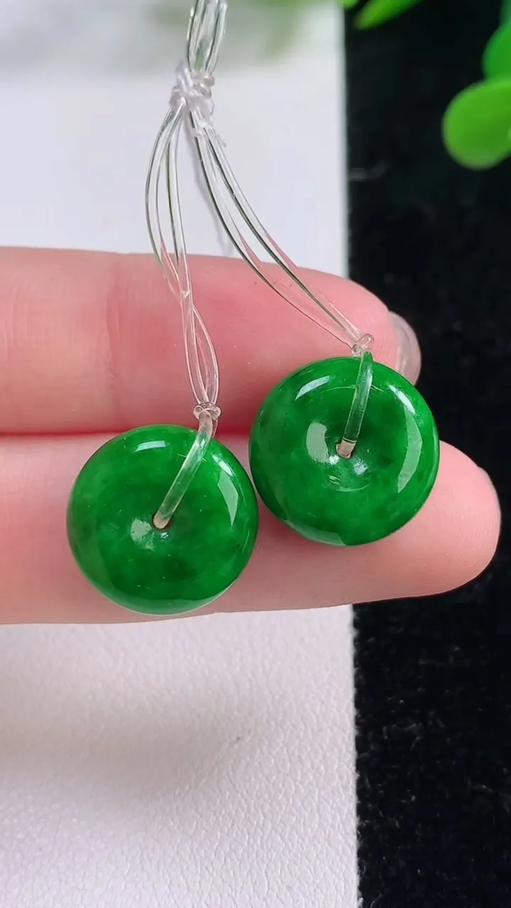 天然A货翡翠平安扣吊坠一对，尺寸14.2-6，重量:7.56g
11月25日