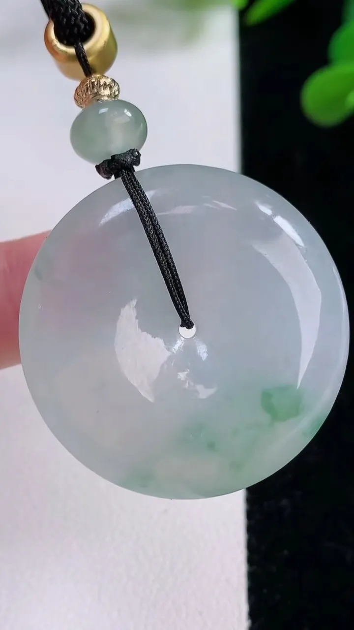 天然A货翡翠冰种飘花平安扣吊坠，尺寸33.2-7.1，重量:21.00g
11月25日