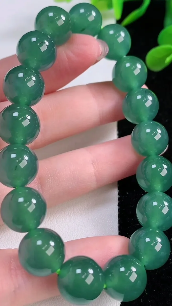 天然A货翡翠圆珠手串，尺寸11.7-17颗，重量:48.15g11月25日
工厂直销收藏佳品,种好水足，色泽均匀，有种有色，上手高大气！