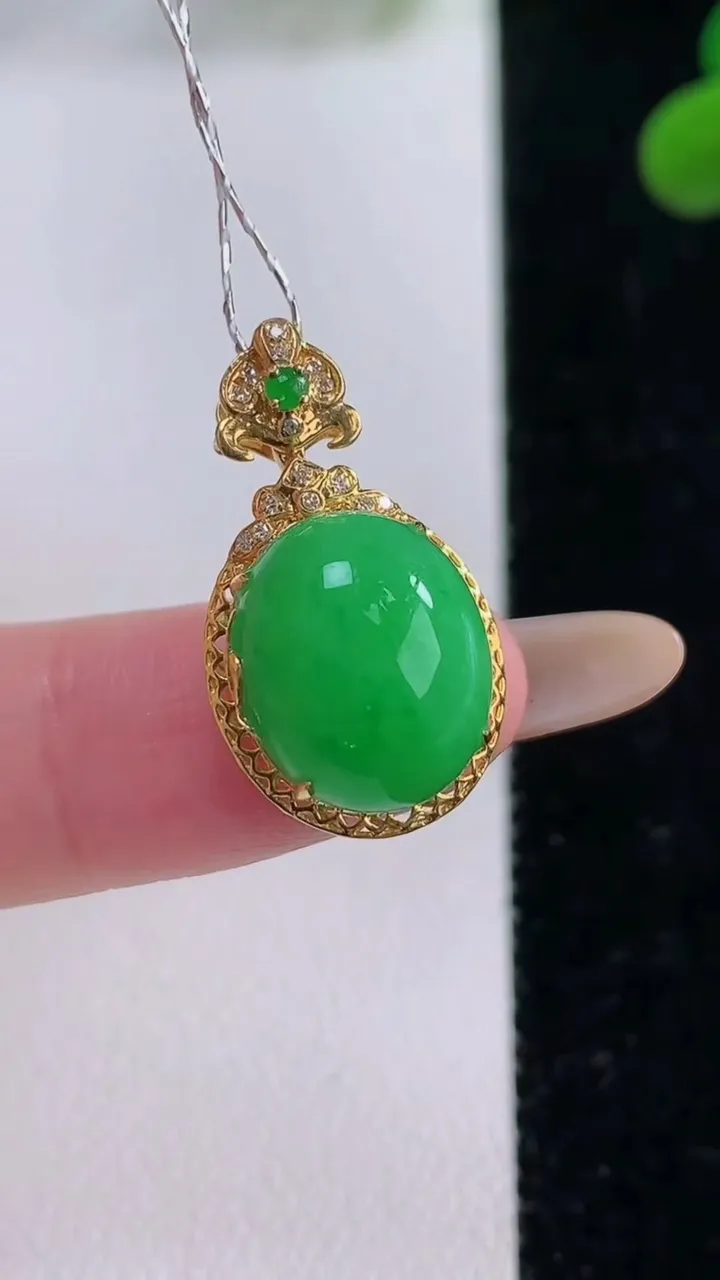 天然A货翡翠蛋面吊坠，尺寸23.5-13-9.5，裸石13-11重量:2.96g
11月25日