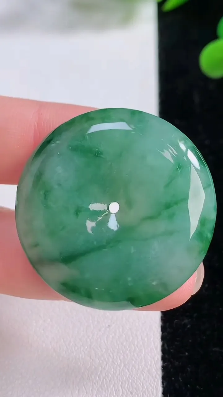 天然A货翡翠平安扣吊坠，尺寸33.7-6.5，重量:15.78g
11月25日