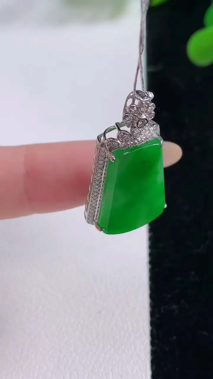 天然A货翡翠无事牌吊坠，尺寸30.2-15.5-6.6，裸石20.7-13.6重量:2.85g
11月25日