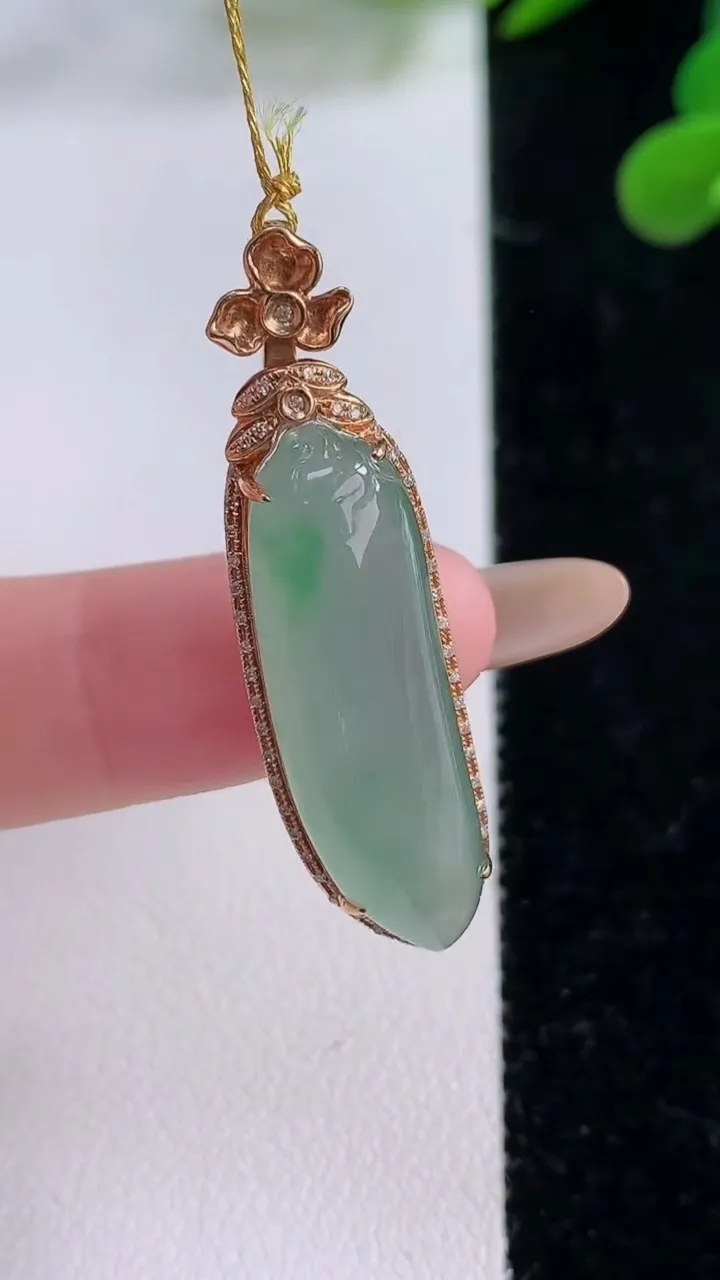 天然A货翡翠福瓜吊坠，尺寸39.3-11-8.1，裸石28.6-8.8重量:5.81g
11月25日