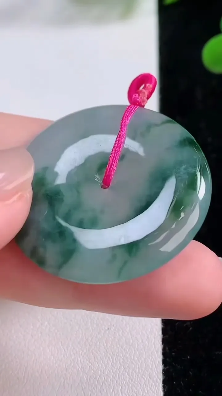 天然A货翡翠冰种飘花平安扣吊坠，尺寸35-5.5，重量:15.53g
11月25日