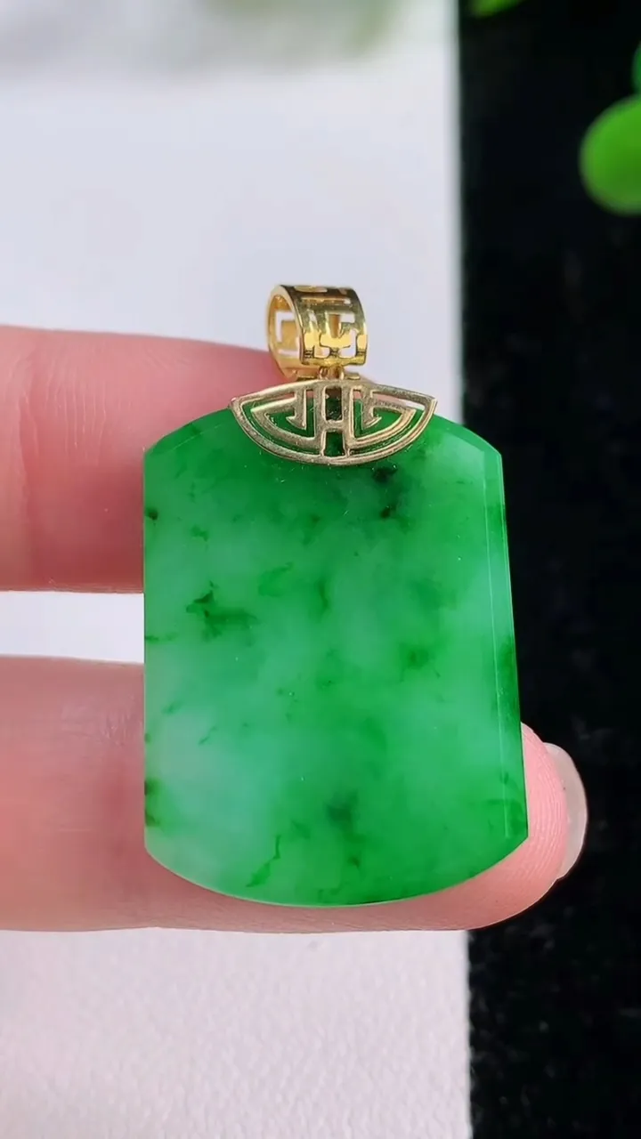 天然A货翡翠无事牌吊坠，尺寸28-20-2.7，重量:5.09g
11月25日