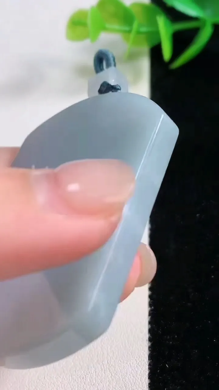 天然A货翡翠紫罗兰无事牌吊坠，尺寸56-42-6.3，重量:44.20g
11月25日