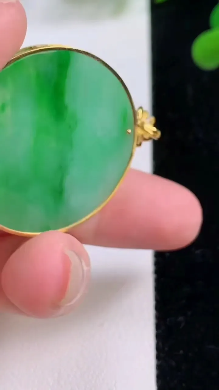 天然A货翡翠无事牌吊坠，尺寸30.5-2.8，重量:7.06g
11月25日