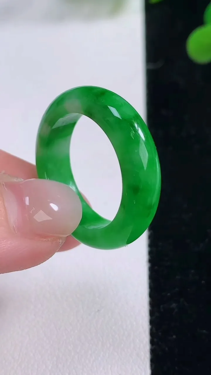 天然A货翡翠指环戒指，尺寸20-6-3.6，重量:5.66g2025年11月25日
工厂直销收藏佳品,种好水足，色泽均匀，有种有色，上手高大气！