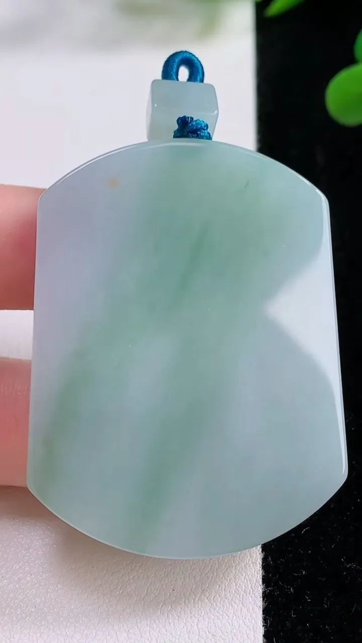 天然A货翡翠无事牌吊坠，尺寸49.7-37.5-5.5，重量:31.11g
11月25日