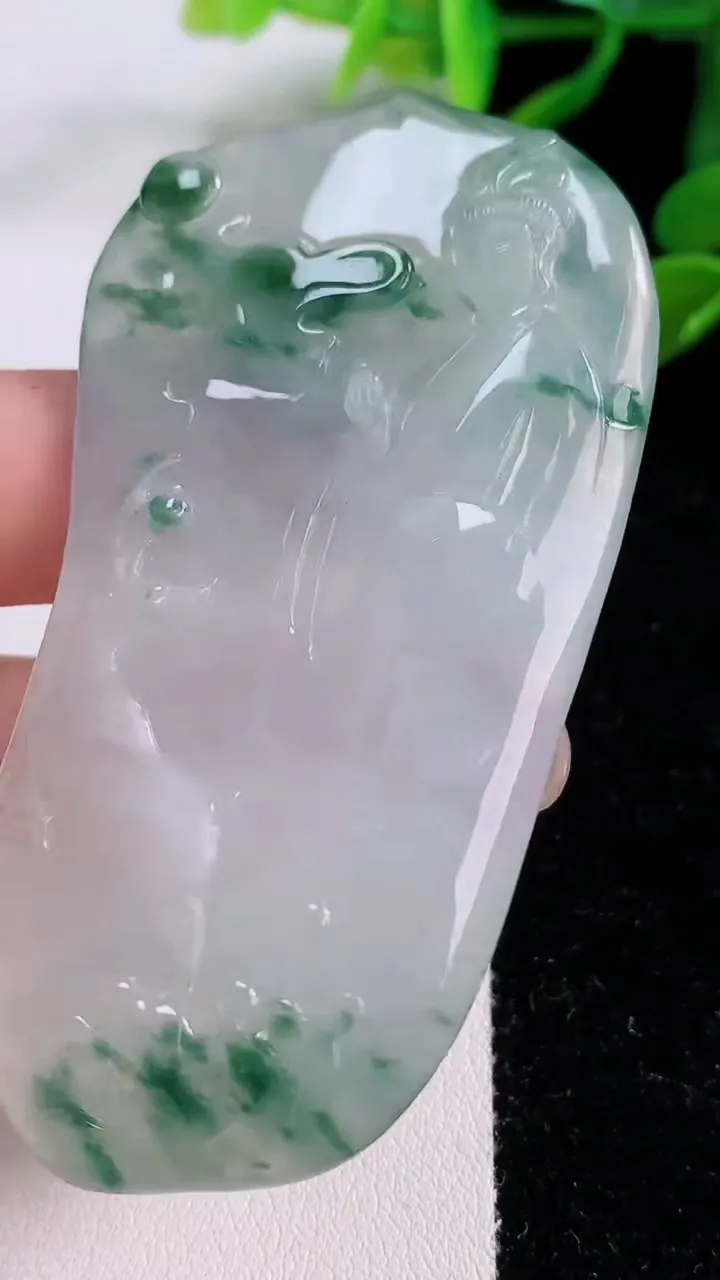 天然A货翡翠种飘花观音菩萨吊坠，尺寸72-37.5-5.8，重:36.98g
11月25日