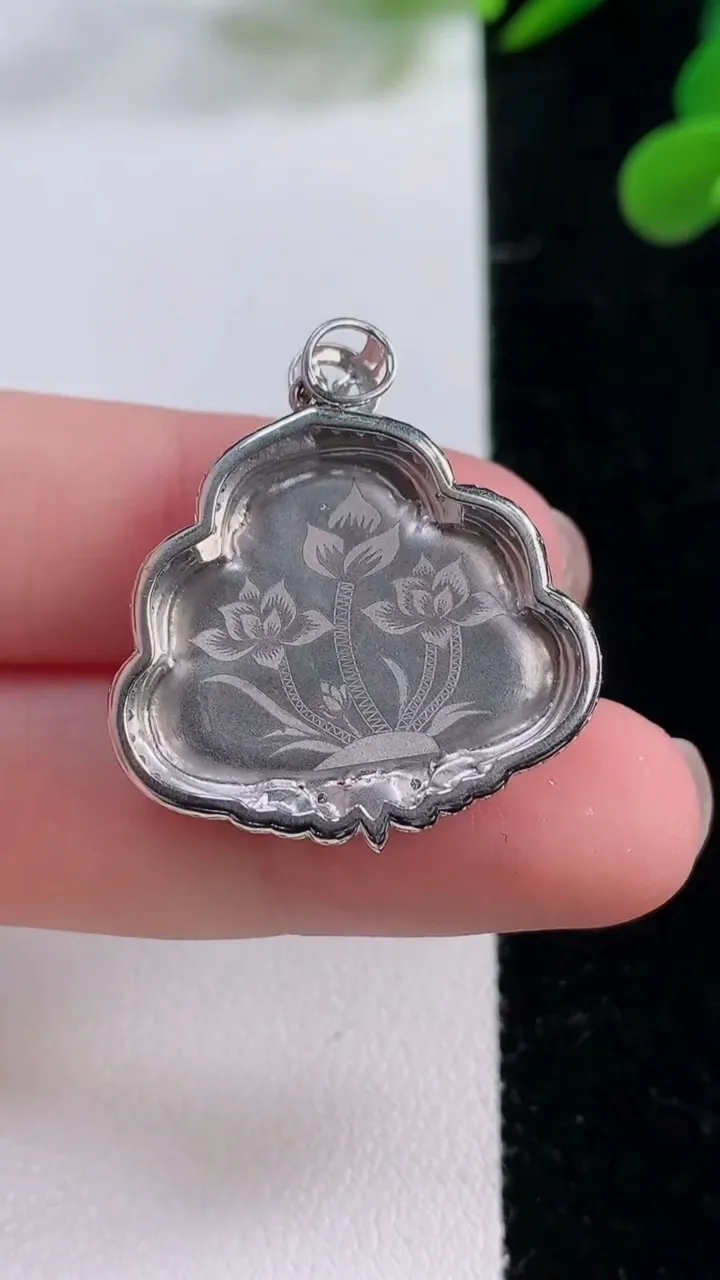 天然A货翡翠佛公吊坠，尺寸28.2-26.4-6.4，裸石16-22.5重量:4.93g
11月25日