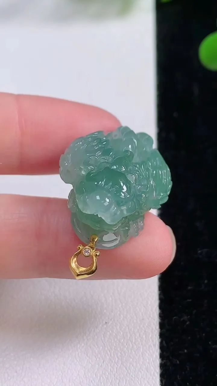 天然A货翡翠貔貅吊坠，尺寸27.2-21-13，重量:9.42g
11月25日