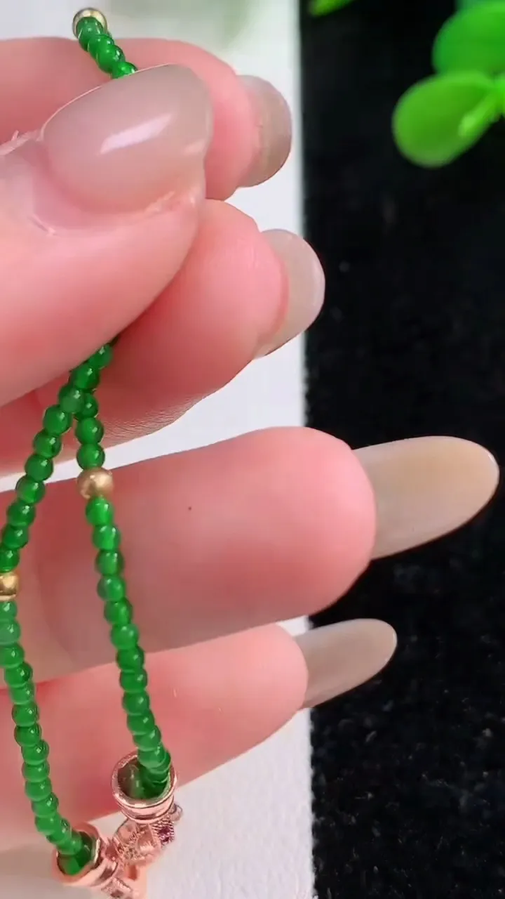 天然A货翡翠小米珠手串，尺寸1.8-80颗，重量:2.36g11月25日
工厂直销收藏佳品,种好水足，色泽均匀，有种有色，上手高大气！