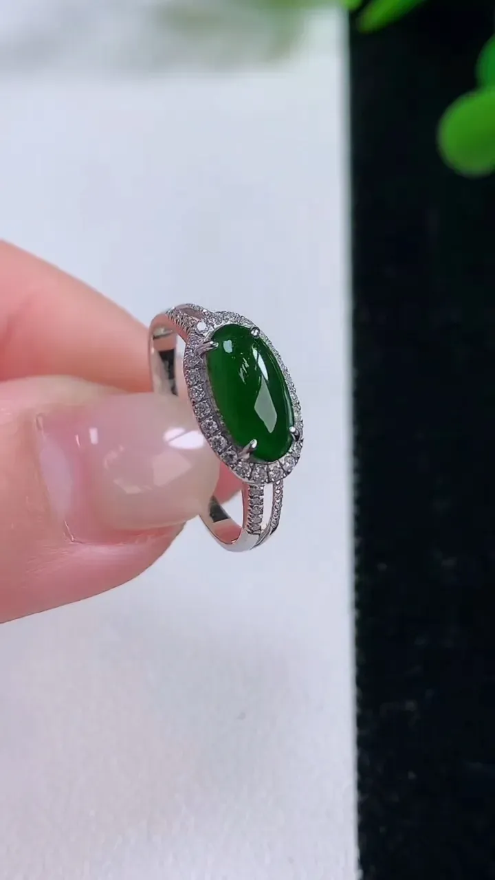天然A货翡翠蛋面戒指，尺寸17.6-9.4-4.6-4.9，重量:1.65g2025年11月25日
