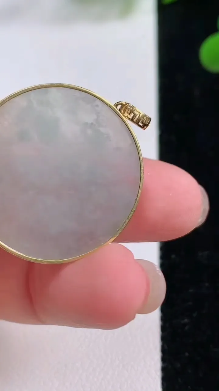 天然A货翡翠种白冰无事牌吊坠，尺寸27-2.8，重量:5.36g
11月25日