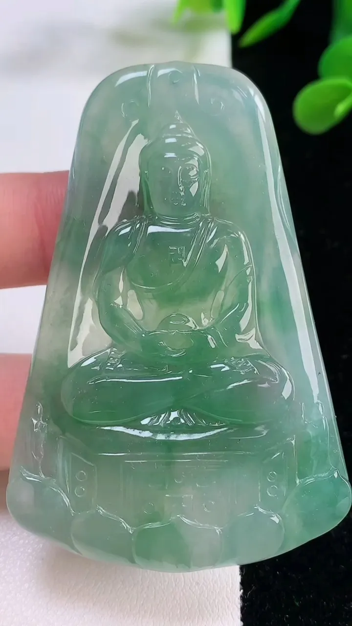 天然A货翡翠大日如来吊坠，尺寸65.8-43.7-5.8，重量:33.36g
11月25日