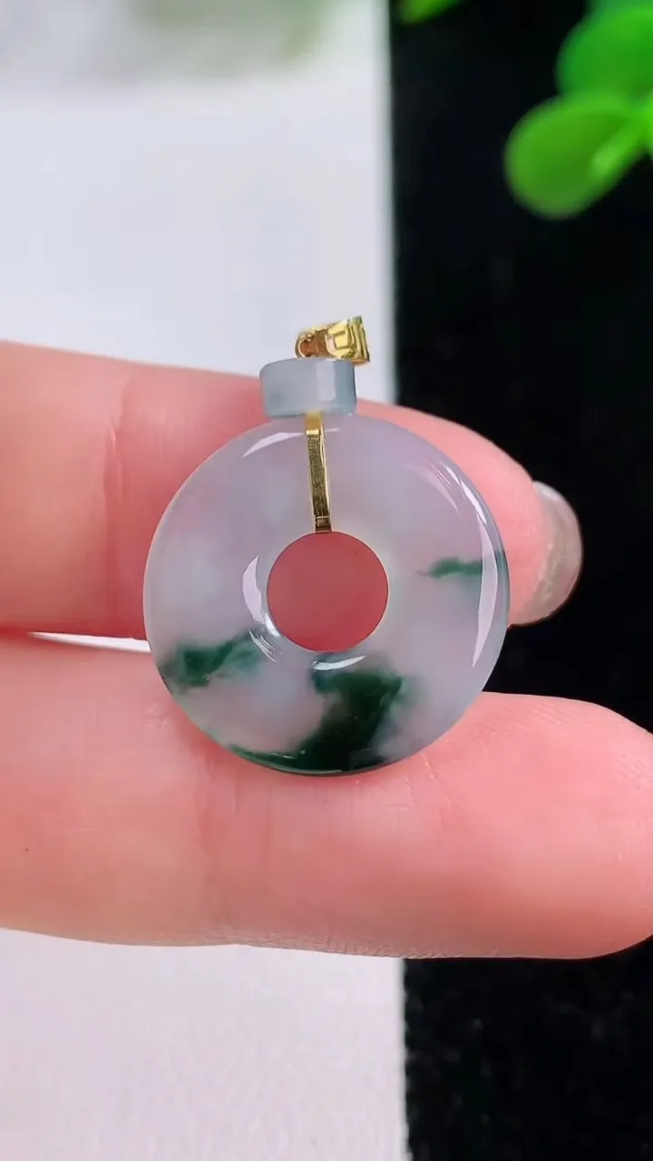 天然A货翡翠种飘花平安环吊坠，尺寸18.7-2，重量:3.12g
11月25日