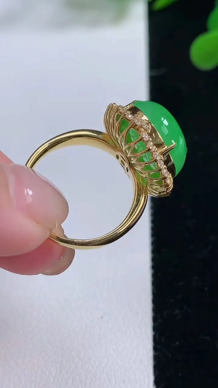天然A货翡翠蛋面戒指，尺寸19.6-18.2-13.5-11，重量:6.87g2025年11月25日
工厂直销收藏佳品,种好水足，色泽均匀，有种有色，上手高大气！