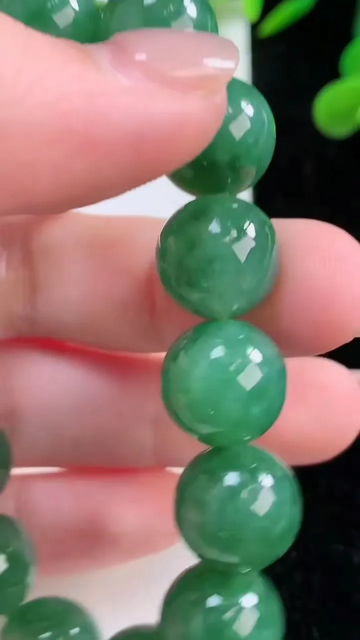 天然A货翡翠圆珠手串，尺寸12-14颗，重量:43.97g11月25日
工厂直销收藏佳品,种好水足，色泽均匀，有种有色，上手高大气！
