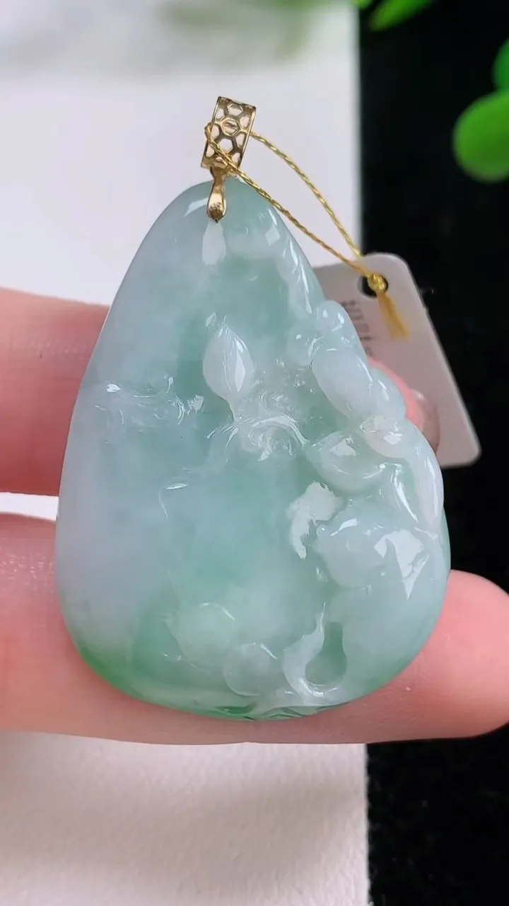 天然A货翡翠年年有余吊坠，尺寸39.3-29-8.1，重量:17.80g
11月25日