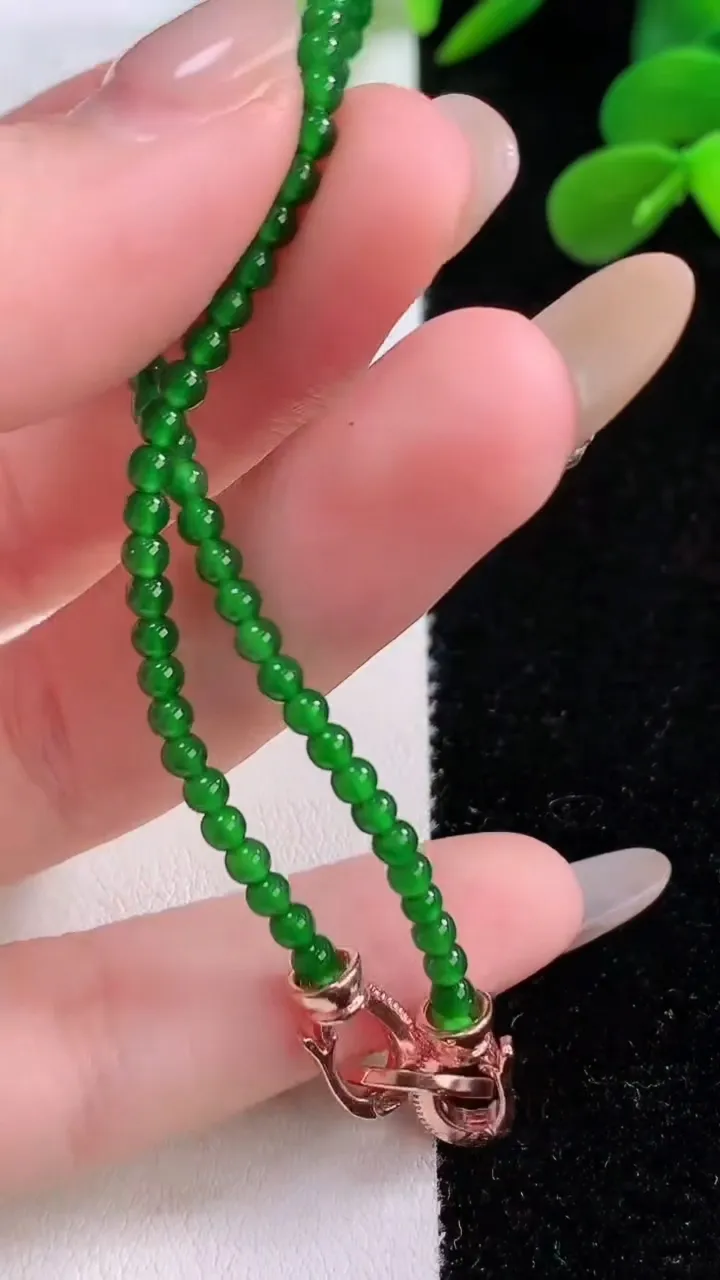 天然A货翡翠小米珠手串，尺寸2.6-62颗，重量:3.79g11月25日
工厂直销收藏佳品,种好水足，色泽均匀，有种有色，上手高大气！