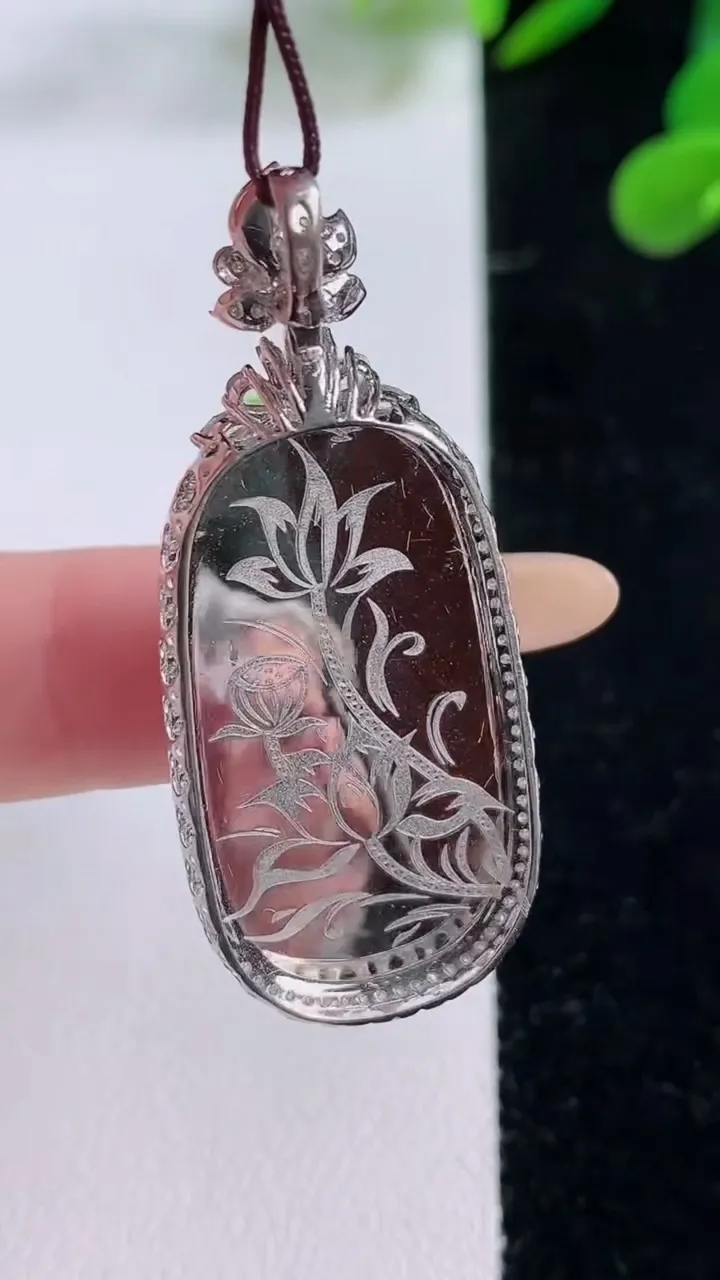 天然A货翡翠如意吊坠，尺寸43.2-18-5.2，裸石30-16.4重量:5.41g
11月25日