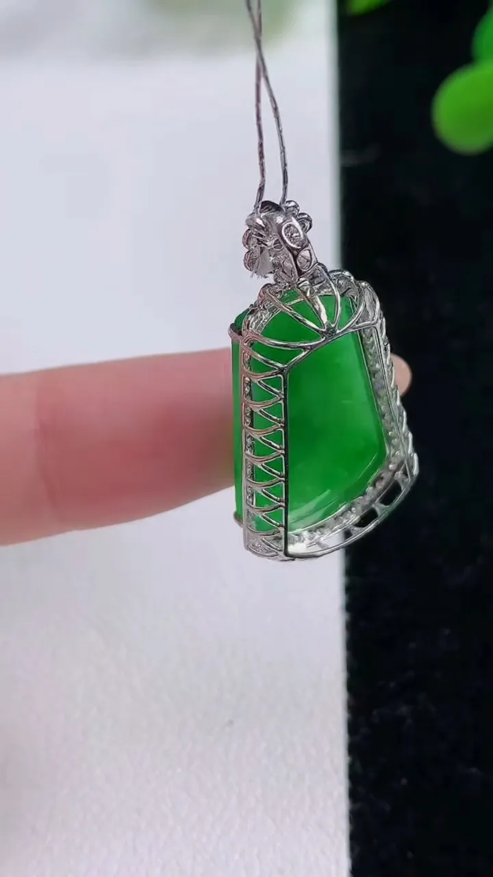 天然A货翡翠无事牌吊坠，尺寸30.2-15.5-6.6，裸石20.7-13.6重量:2.85g
11月25日