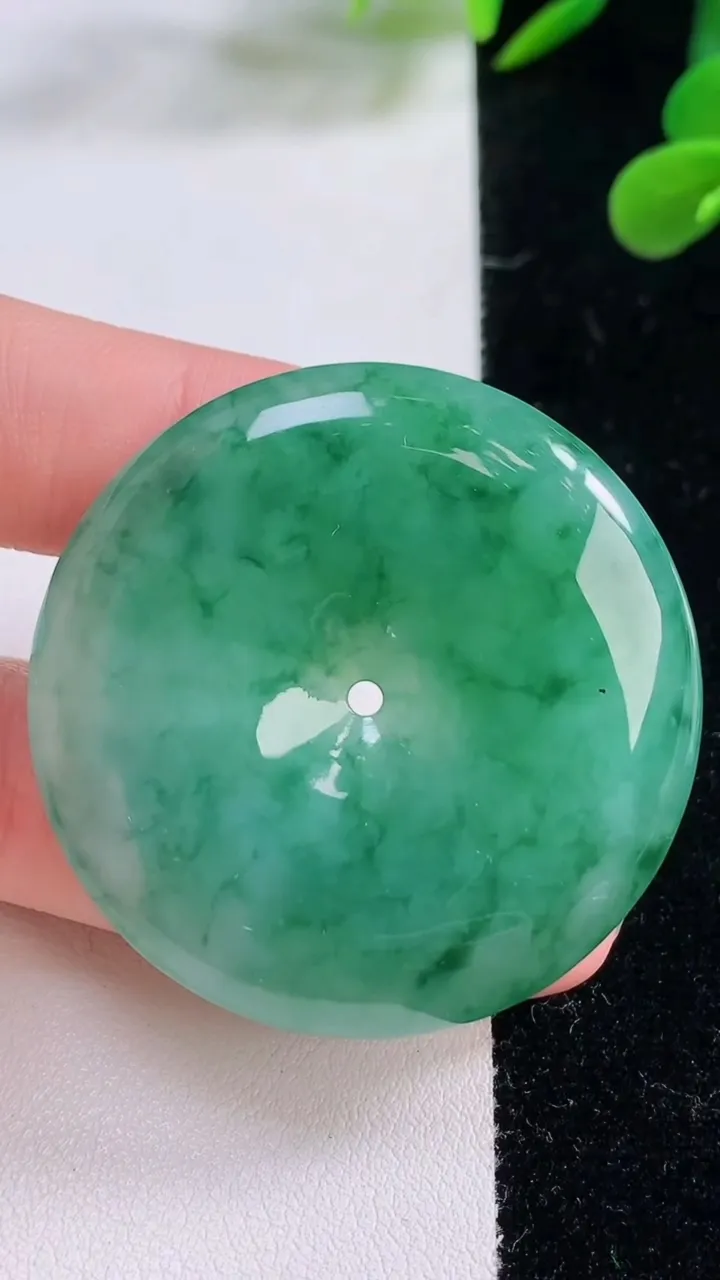 天然A货翡翠平安扣吊坠，尺寸42.7-7.3，重量:27.96g
11月25日