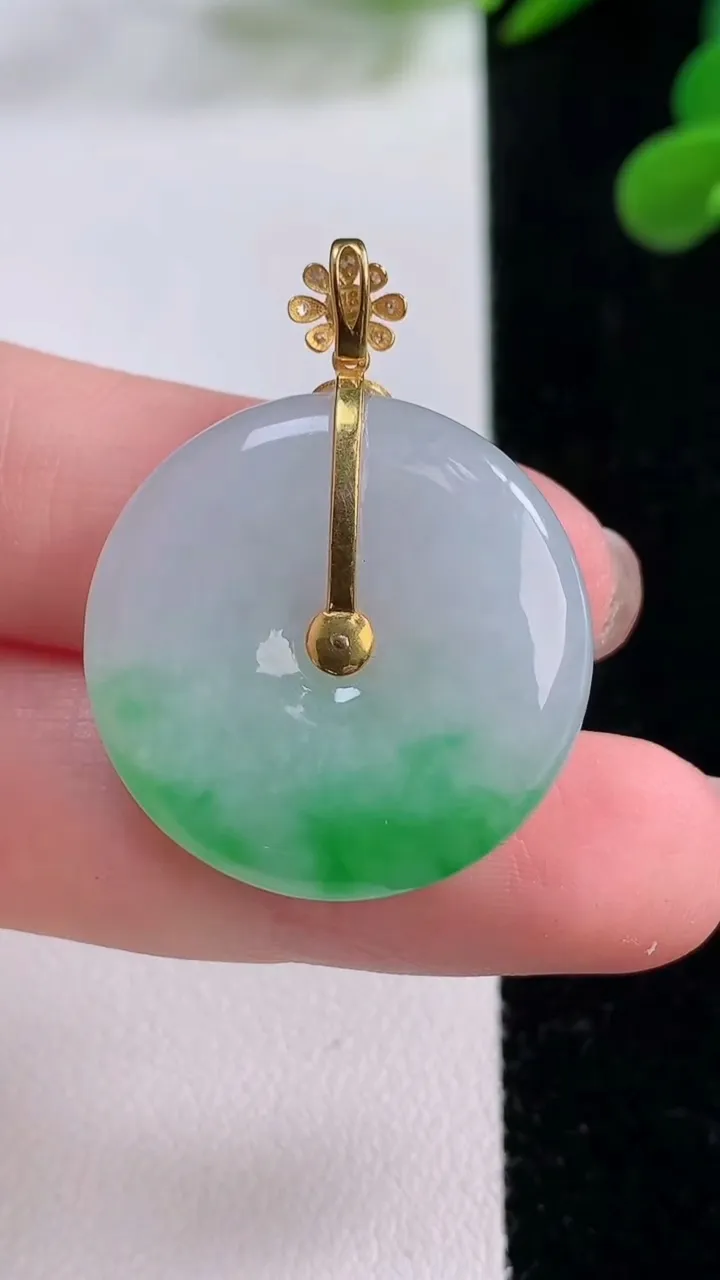 天然A货翡翠平安扣吊坠，尺寸26-5.7，重量:9.12g
11月25日