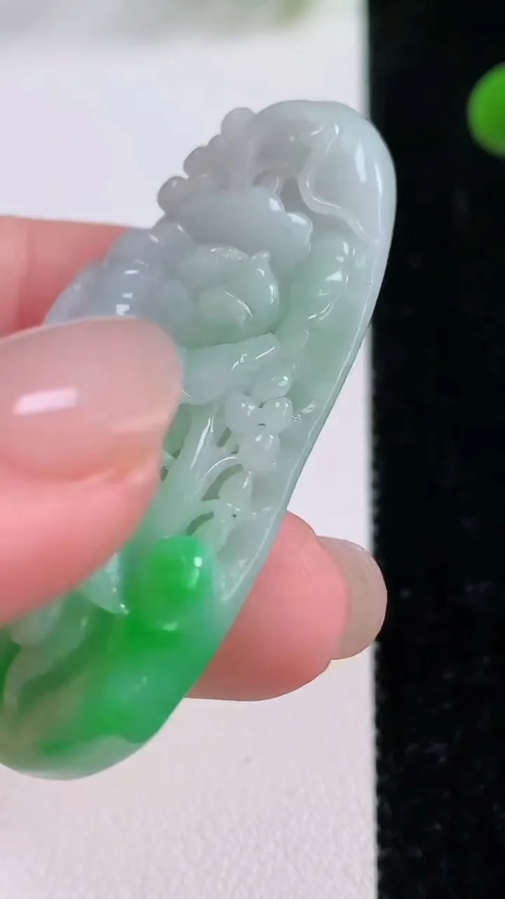 天然A货翡翠鸟语花香吊坠，尺寸49.8-22-8.4，重量:16.51g
11月25日