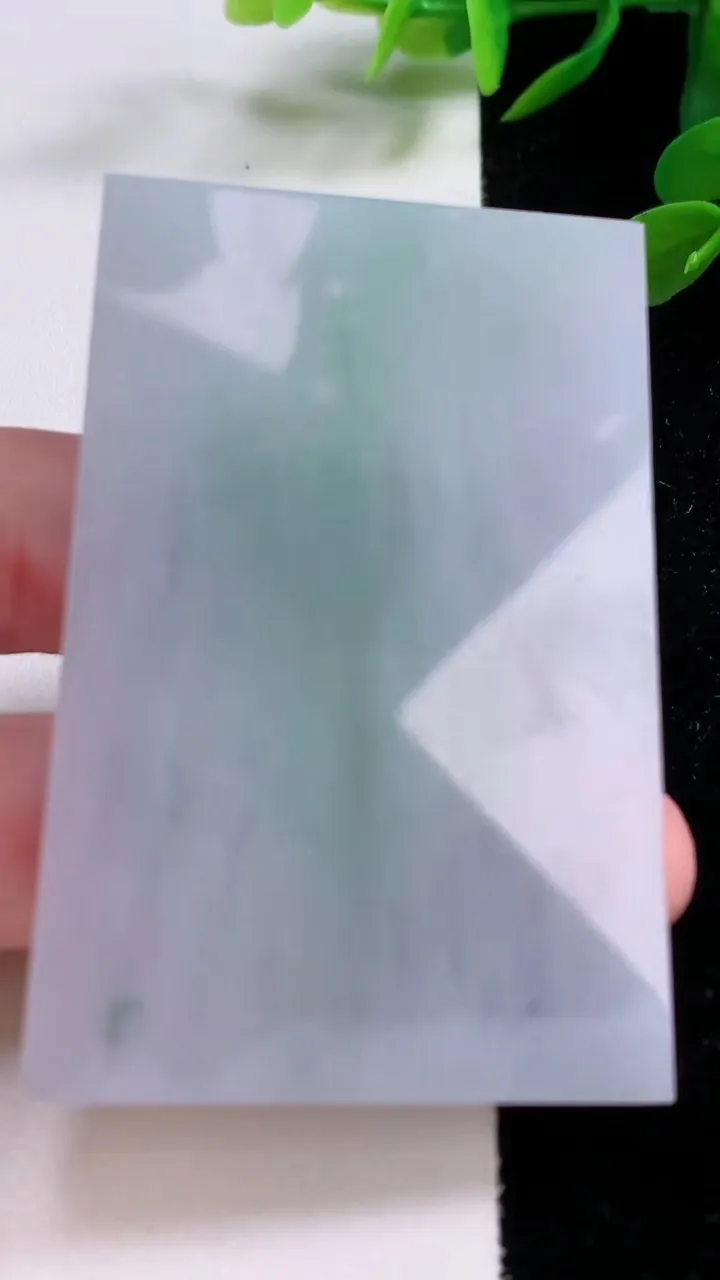 天然A货翡翠无事牌镶嵌件，尺寸61.5-42.2-5.8，重量:50.86g
11月25日