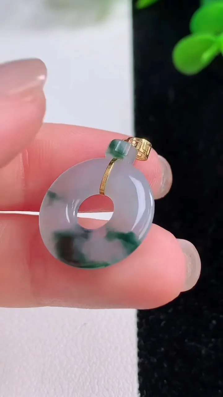 天然A货翡翠种飘花平安环吊坠，尺寸18.7-2，重量:3.12g
11月25日