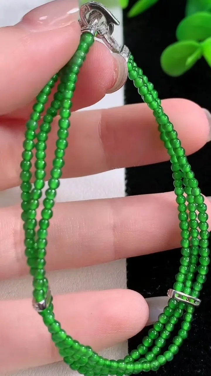 天然A货翡翠小米珠手串，尺寸2，重量:5.37g11月25日
工厂直销收藏佳品,种好水足，色泽均匀，
