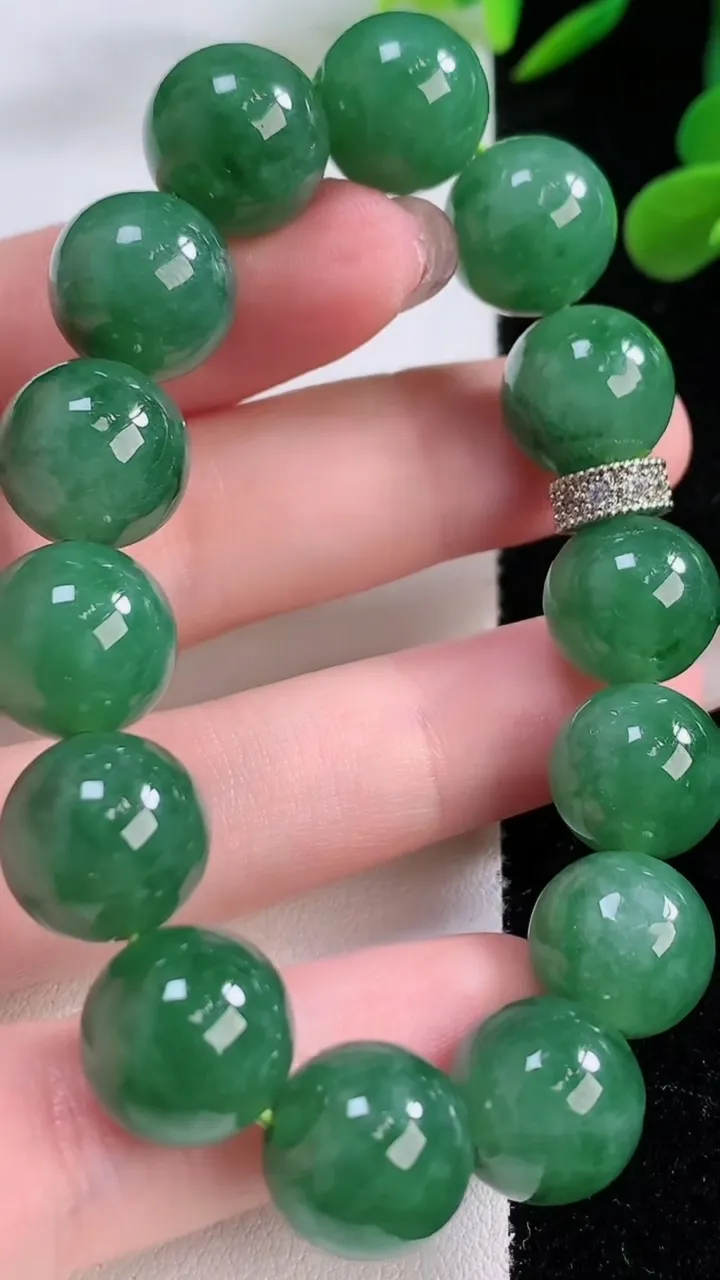 天然A货翡翠圆珠手串，尺寸12-14颗，重量:43.97g11月25日
工厂直销收藏佳品,种好水足，