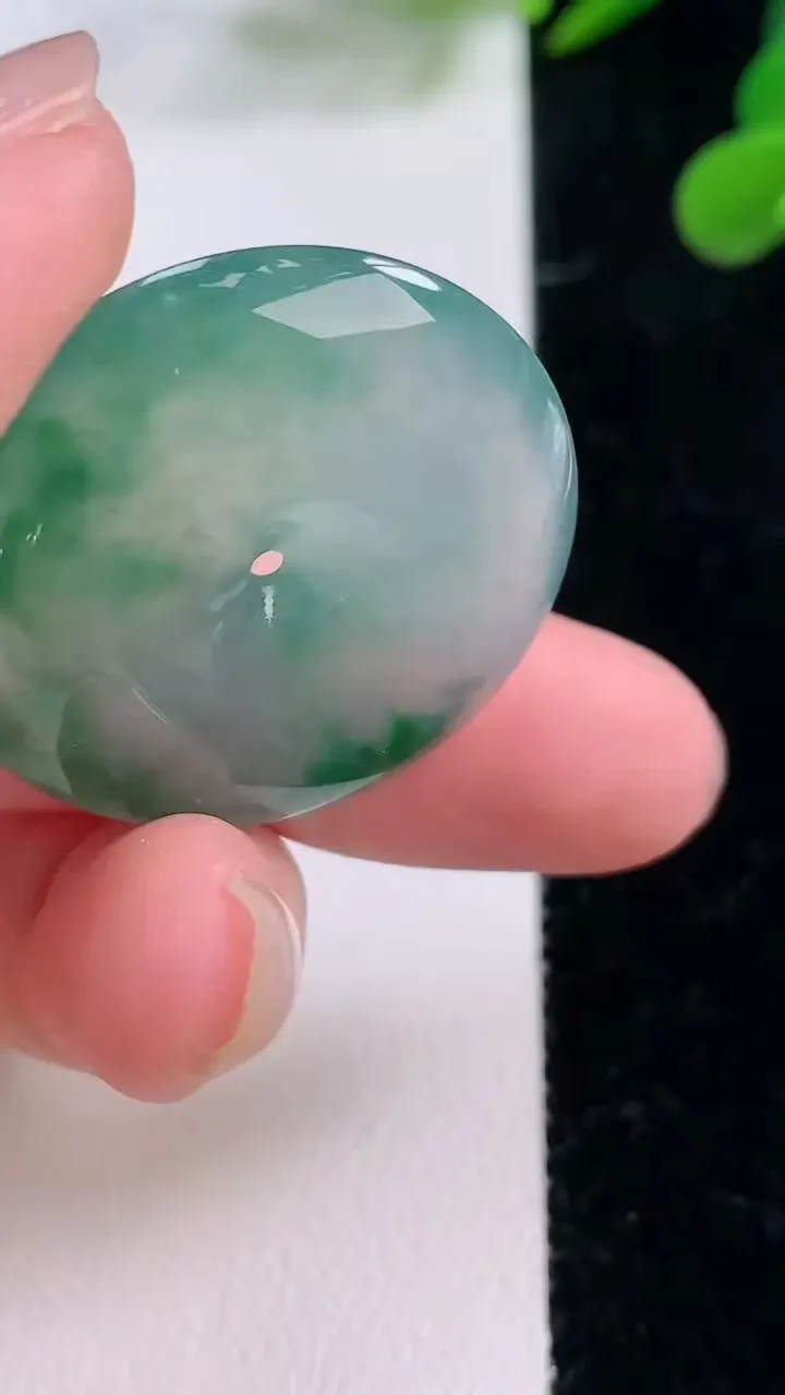 天然A货翡翠种飘花平安扣吊坠，尺寸31.2-6.3，重量:14.18g
11月25日