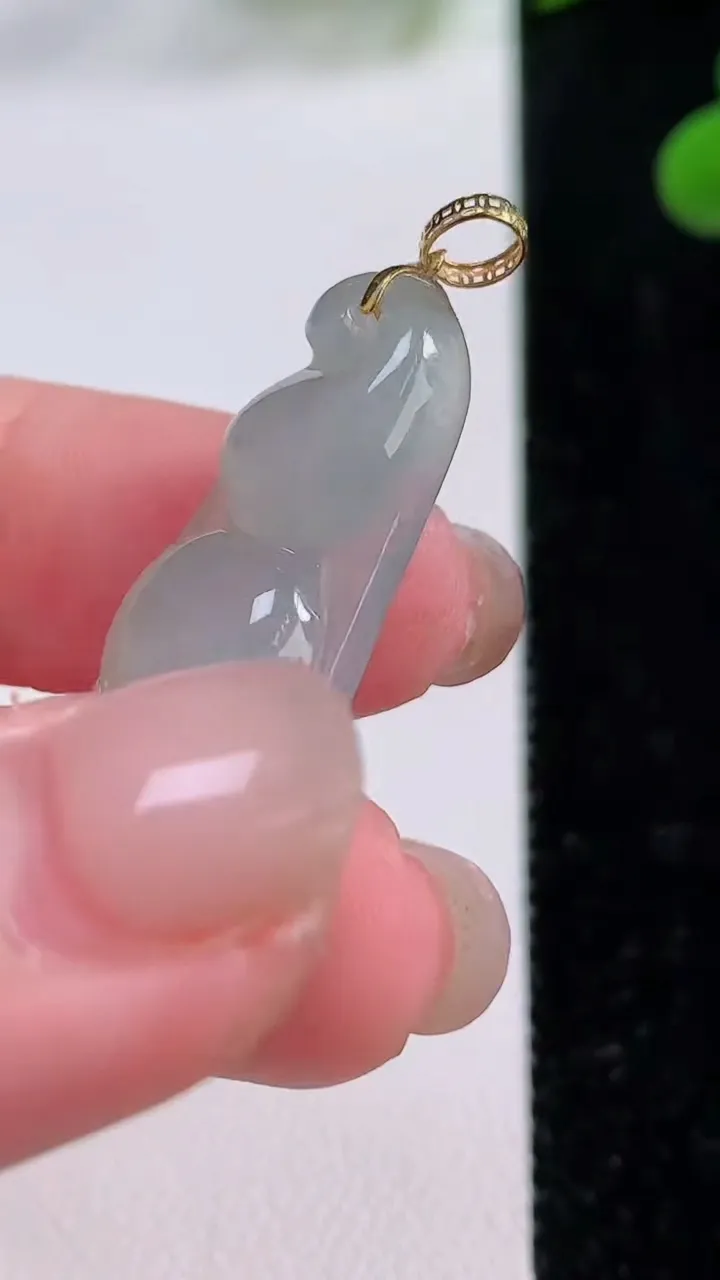 天然A货翡翠福豆吊坠，尺寸37.6-15-5.5，重量:5.63g
11月25日