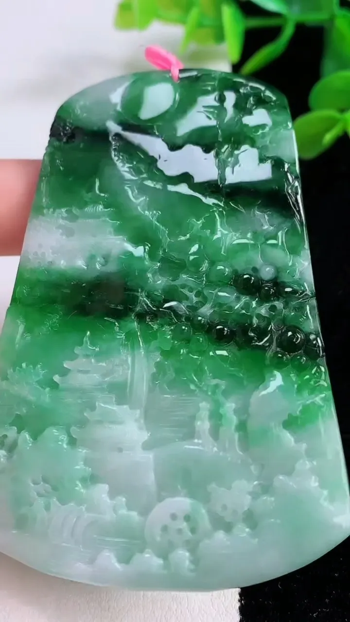 天然A货翡翠山水牌吊坠，尺寸79.2-52.8-5.3，重量:54.56g
11月25日