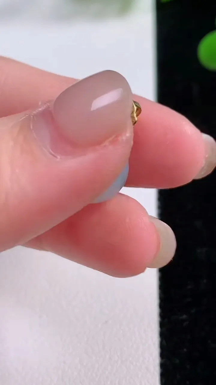 天然A货翡翠圆珠吊坠，尺寸11.3，重量:4.01g11月25日
工厂直销收藏佳品,种好水足，色泽均匀，有种有色，上手高大气！