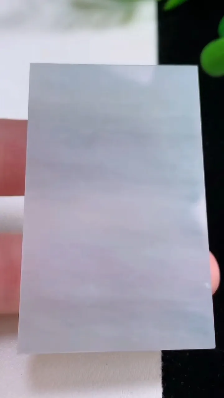 天然A货翡翠无事牌镶嵌件，尺寸54-35.8-5.7，重量:36.39g
11月25日