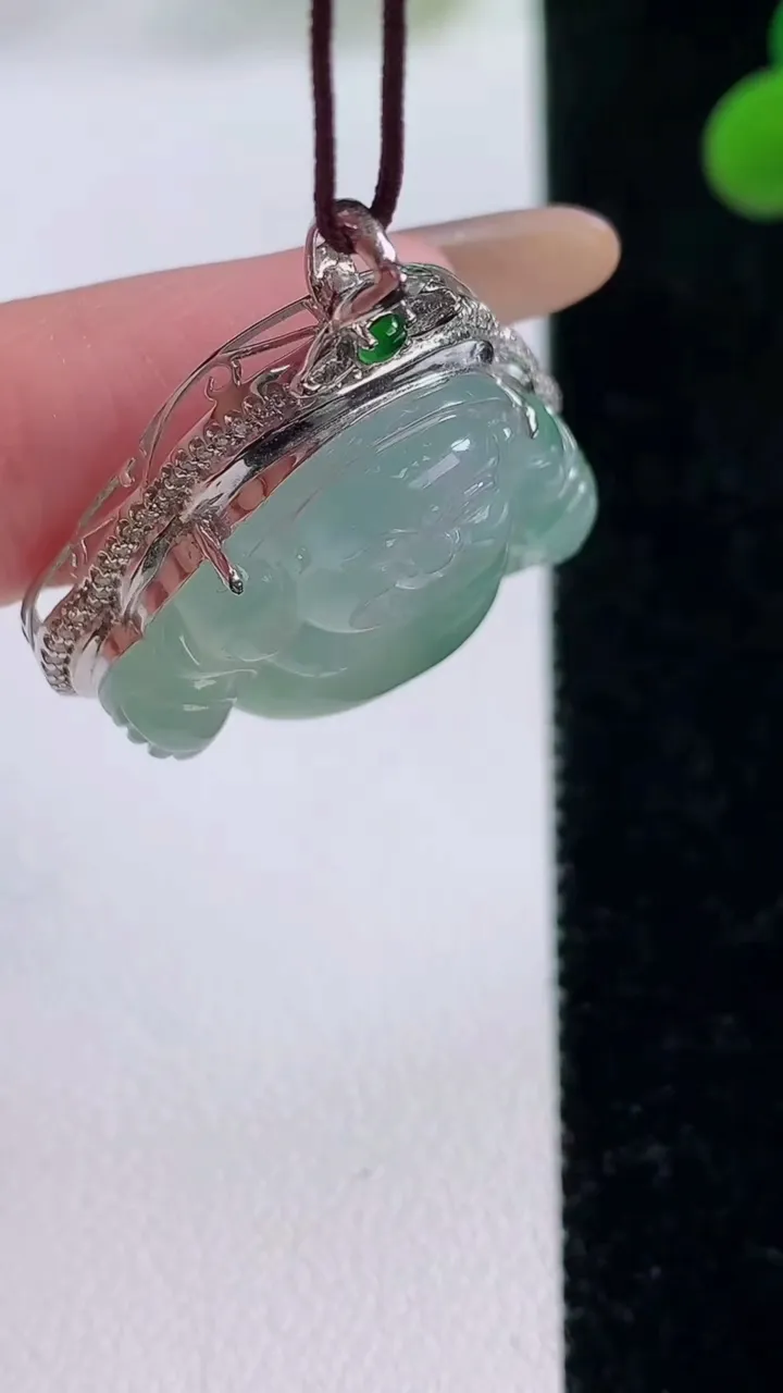 天然A货翡翠种飘花佛公吊坠，尺寸32.3-27.8-10.7，裸石20-25重量:7.81g
11月25日