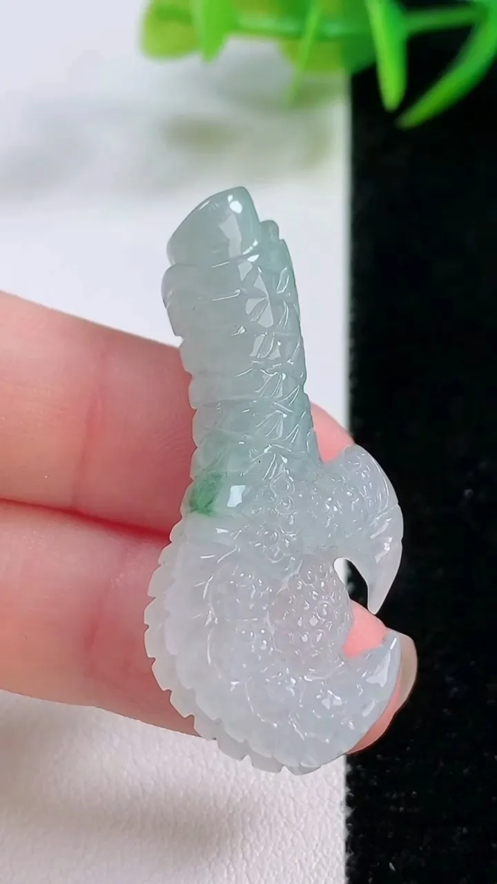 天然A货翡翠冰种飘花龙爪吊坠，尺寸44.5-18.3-12，重量:13.04g
11月25日