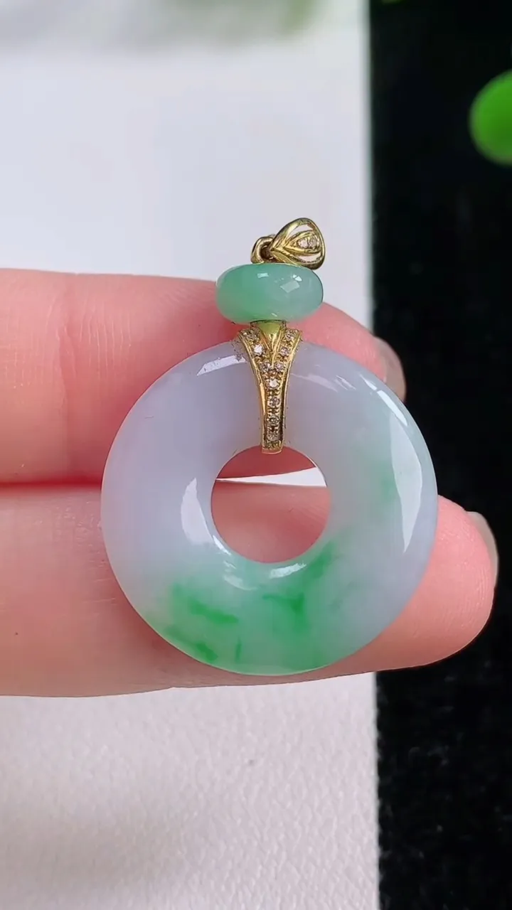天然A货翡翠平安环吊坠，尺寸23-3.7，重量:5.67g
11月25日