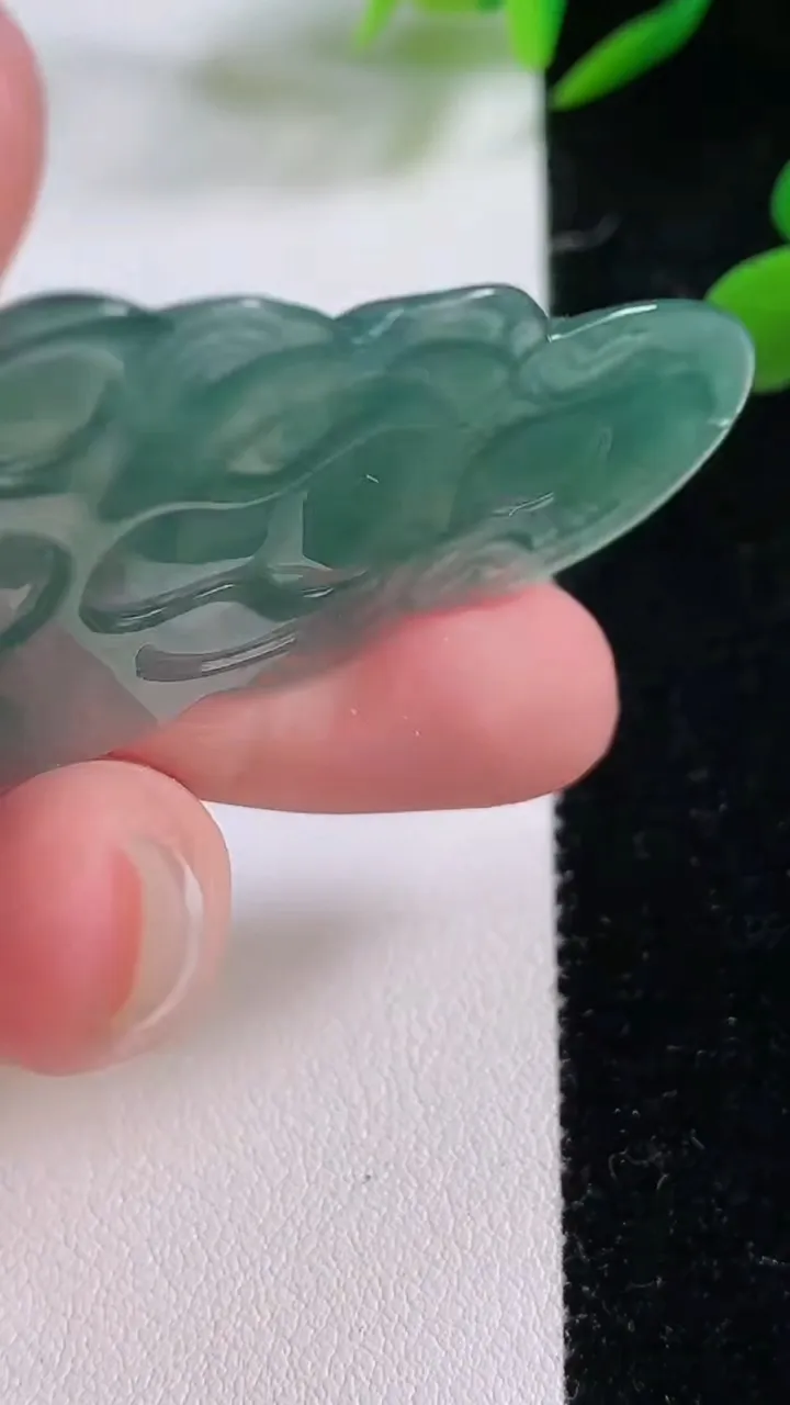 天然A货翡翠度母观音吊坠，尺寸52-32-4，重:10.74g
11月25日