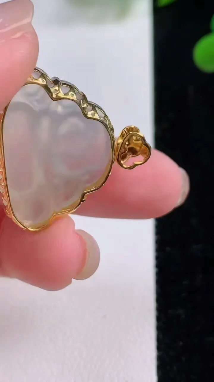 天然A货翡翠种白冰佛公吊坠，尺寸19-37.3-7.4，重量:5.13g
11月25日