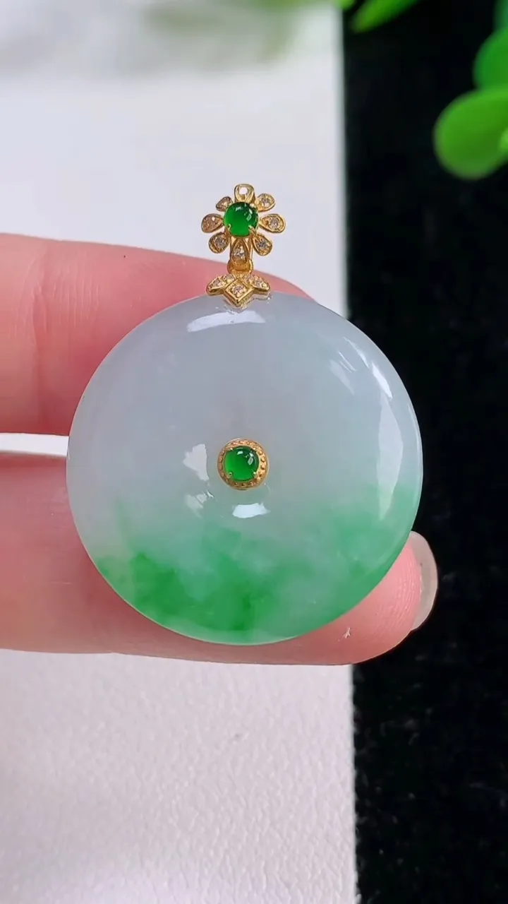 天然A货翡翠平安扣吊坠，尺寸26-5.7，重量:9.12g
11月25日