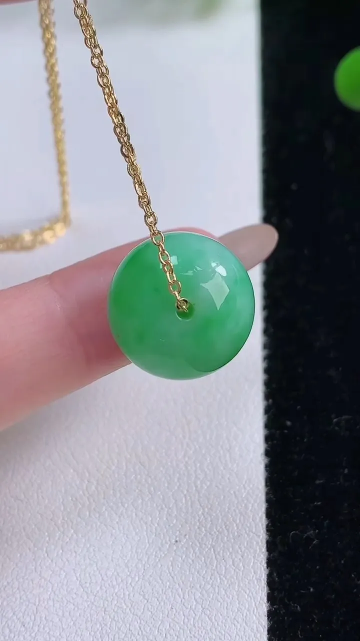 天然A货翡翠路路通吊坠，尺寸15.2-11.8，重量:8.45g
11月25日